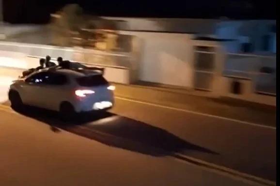 Vídeo mostra pessoas penduradas em veículo em movimento no Sul de SC