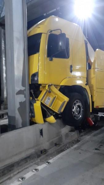 Guincho colide na praça de pedágio da BR-101 em Tubarão