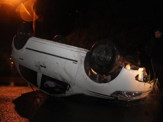 Motorista capota ao desviar de carro na contramão