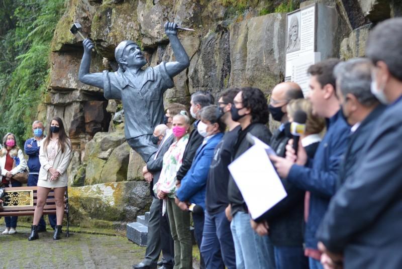 Estátua em homenagem a Zé Diabo é inaugurada em Orleans