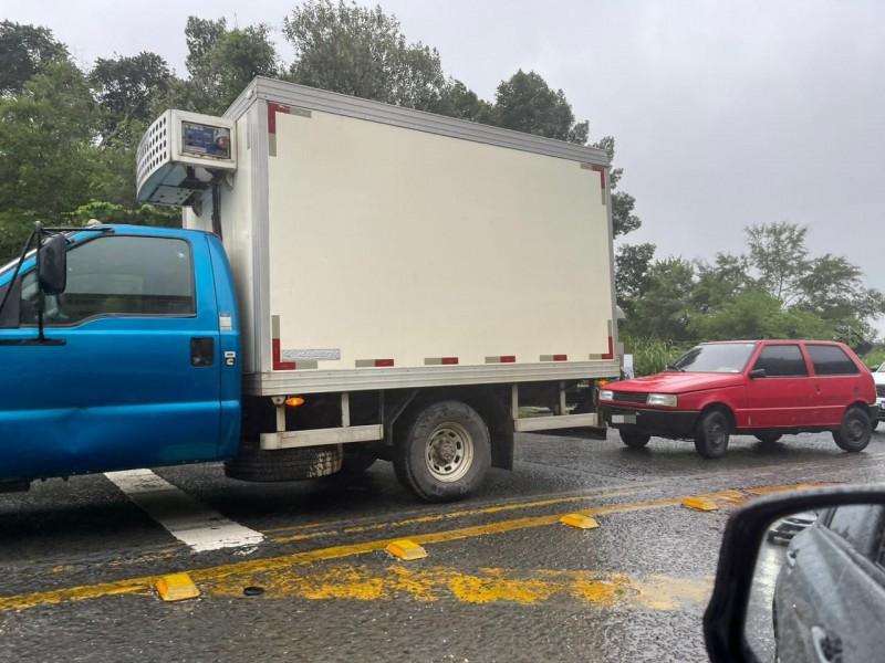 Colisão traseira deixa trânsito lento na SC-445