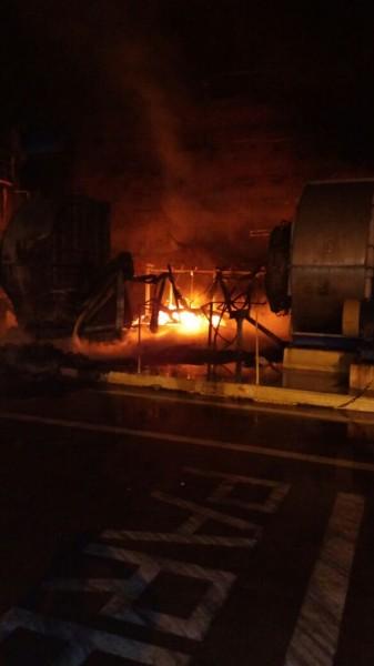 Empresa com produtos tóxicos incendeia na madrugada
