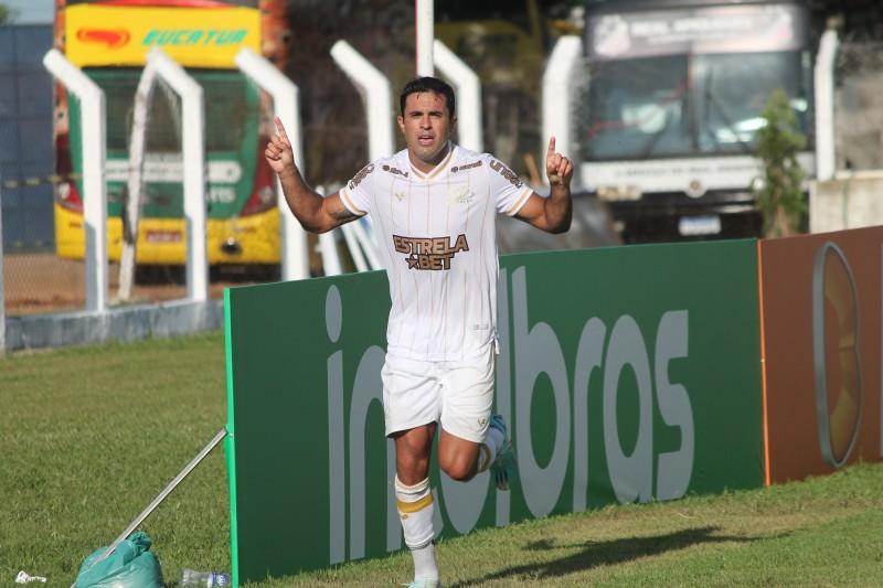 Éder comemora seu primeiro gol após retornar ao Criciúma