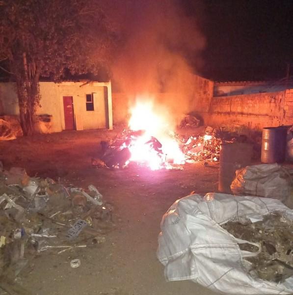 Depósito de reciclagem em terreno baldio é atingido por incêndio em Criciúma