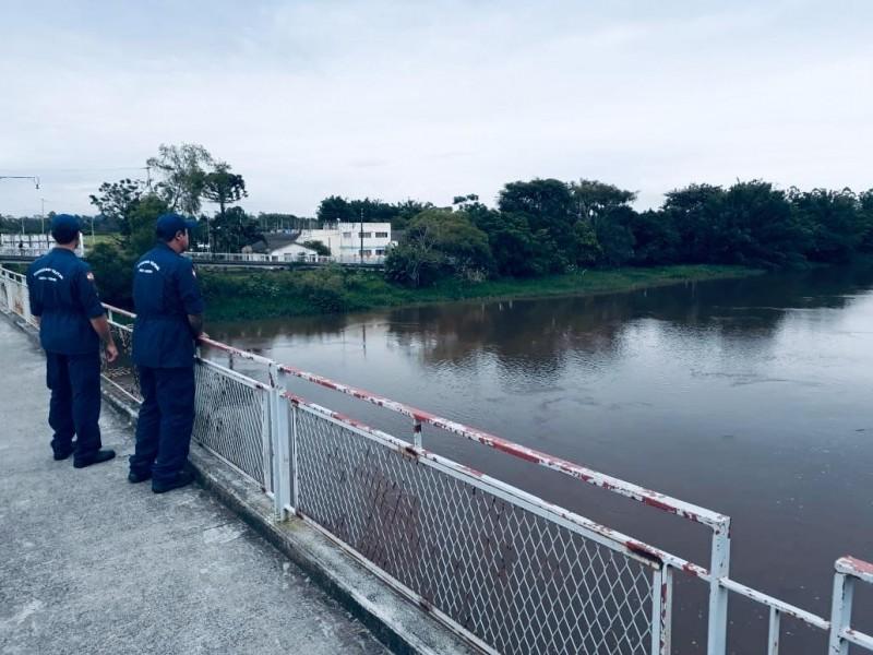 Bombeiros salvam mulher que caiu no Rio Araranguá 