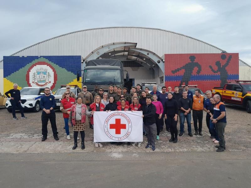 Equipe Multi-Institucional entrega mantimentos para famílias afetadas pelas chuvas em Praia Grande