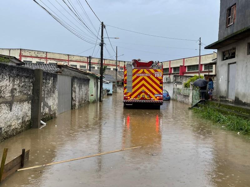 TEMPO REAL: moradores do Sul de SC sentem efeitos da chuva intensa desta segunda-feira