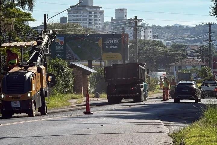 Obras de pavimentação interditam SC-108 nesta quinta-feira