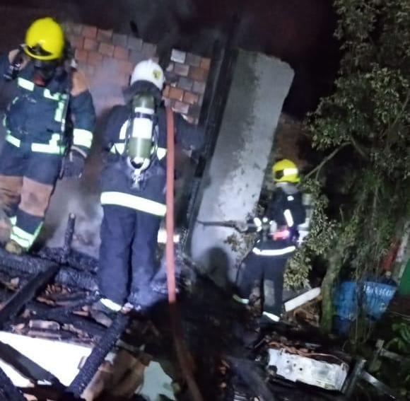 Residência de madeira é consumida por incêndio em Jaguaruna