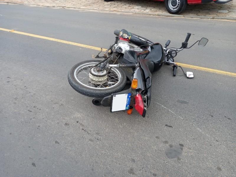Acidente entre carro e moto deixa motociclista ferido em Içara