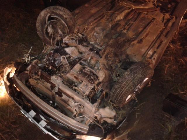 Carro capota na BR-101
