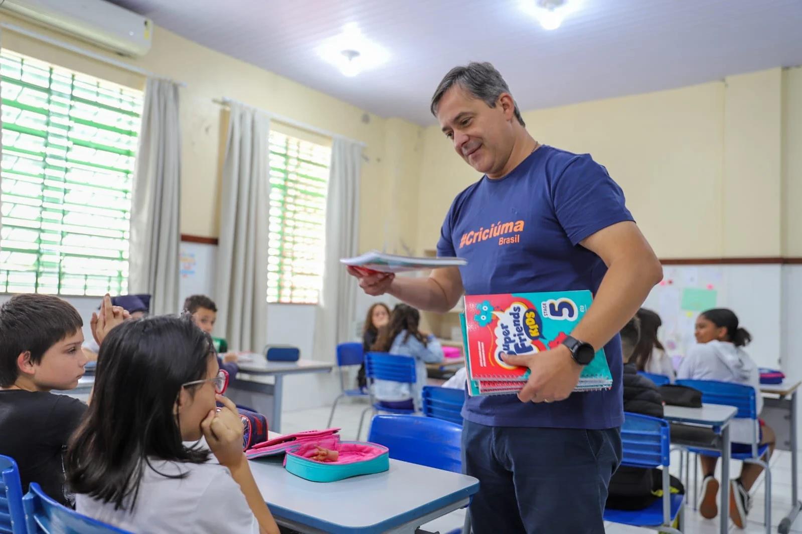 Criciúma entrega material didático com foco em alfabetização e língua inglesa