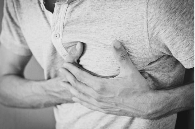 Além da dor no peito: outros sintomas do infarto para ficar atento