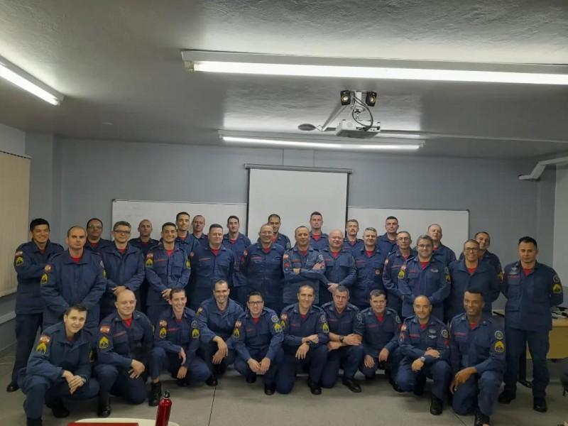 Bombeiro Militar de Içara realiza palestra para alunos do curso de sargento sobre comando de grupo