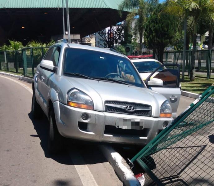 Motorista passa mal e colide caminhonete na grade de proteção do Terminal Central 
