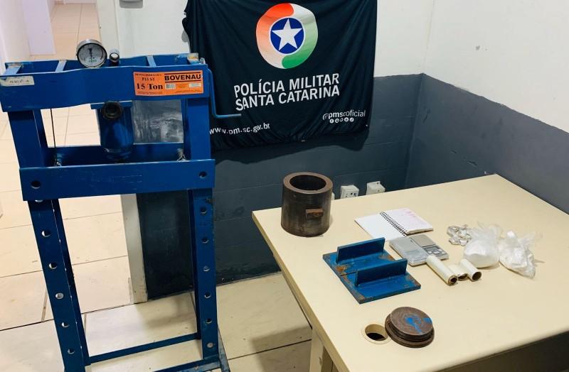 PM apreende equipamentos para confecção de drogas no bairro Linha Batista