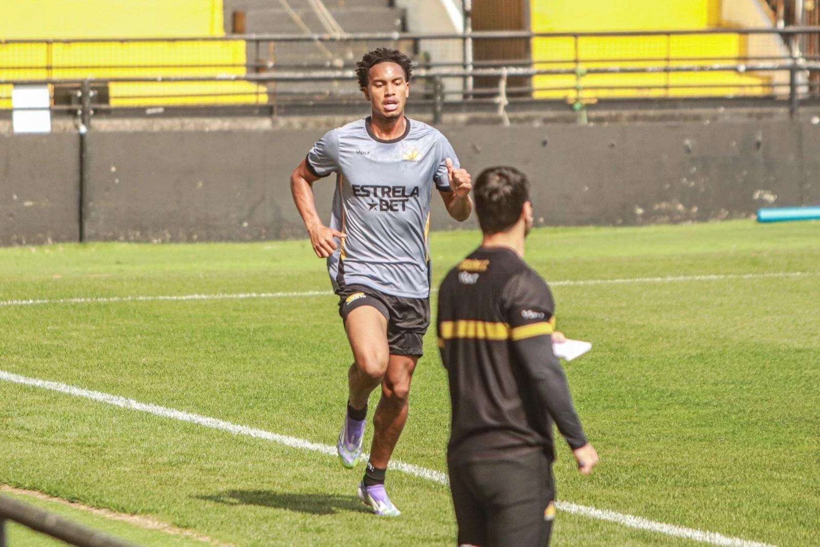 Atacante do Criciúma passa por exame após sofrer trauma na panturrilha