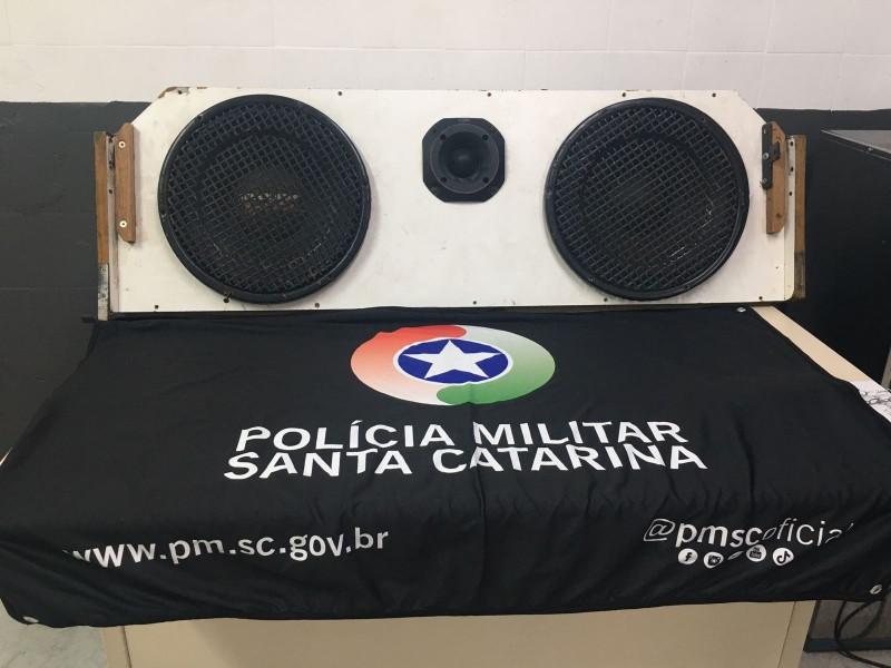 Vítima vê a própria caixa de som em anúncio e aciona Polícia Militar