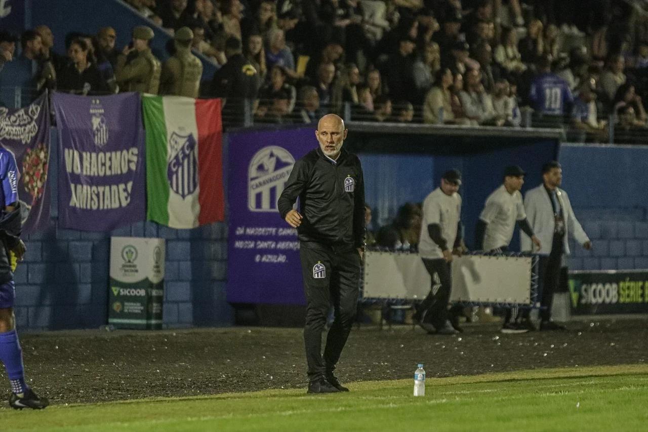 Após derrota, Silvio Criciúma elogia desempenho do Azulão e comenta sobre atletas lesionados