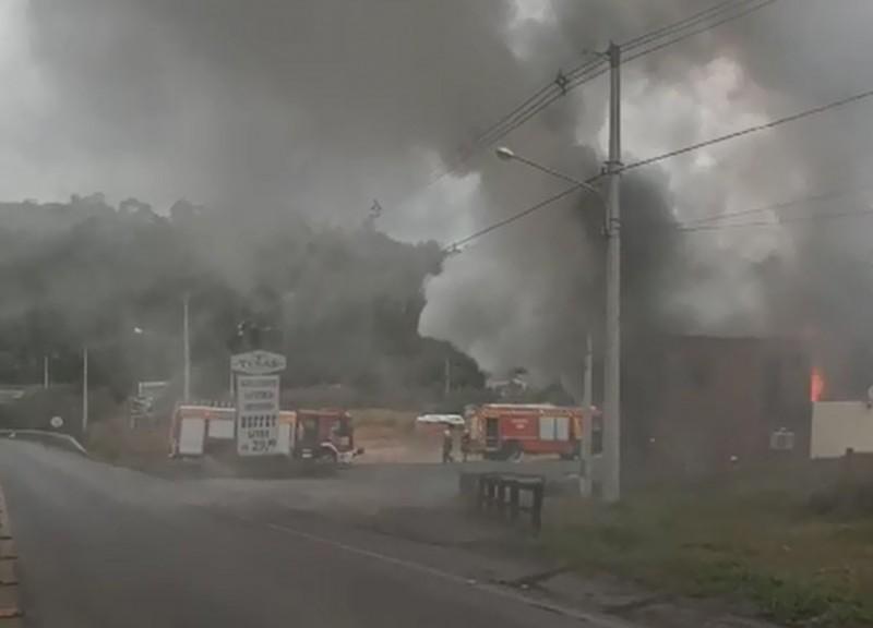 Incêndio de grandes proporções atinge restaurante em Lauro Müller
