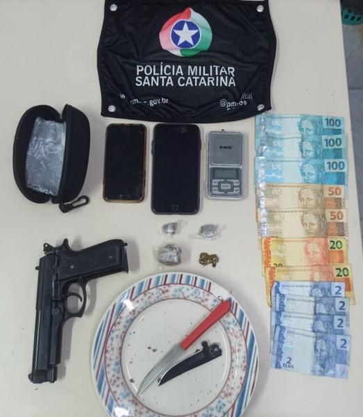 PM persegue e prende motociclista e apreende simulacro de arma de fogo em Siderópolis