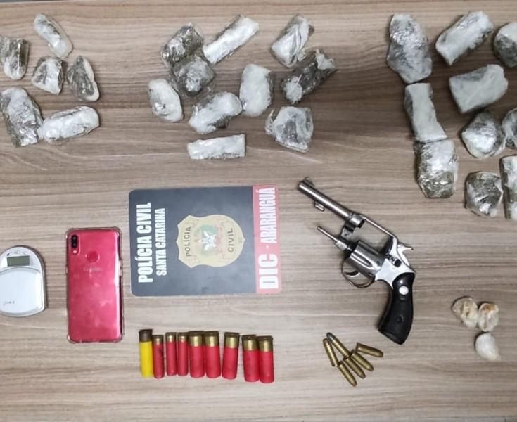 Jovem é preso com revólver e 800 gramas de maconha em Araranguá