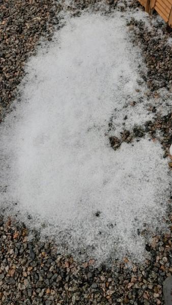 Balneário Rincão: temporal provoca granizo intenso e destelhamentos; água invadiu supermercado