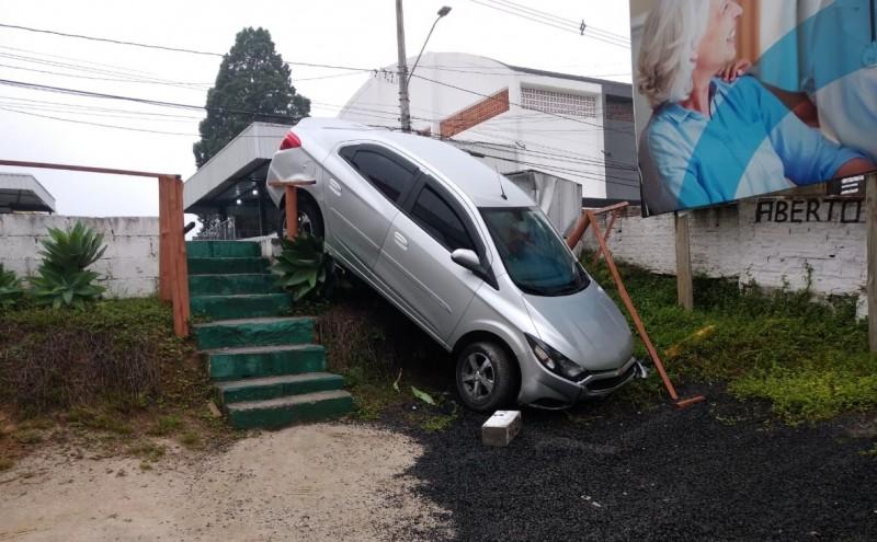 Após colisão, carro invade estacionamento na Júlio Gaidzinski 