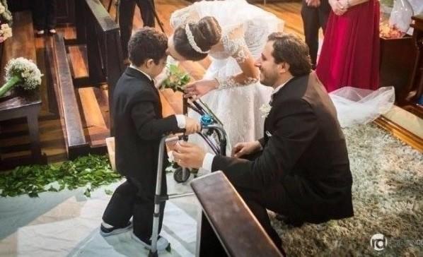 VÍDEO: Menino emociona ao entrar no casamento de fisioterapeuta que o auxiliou a andar