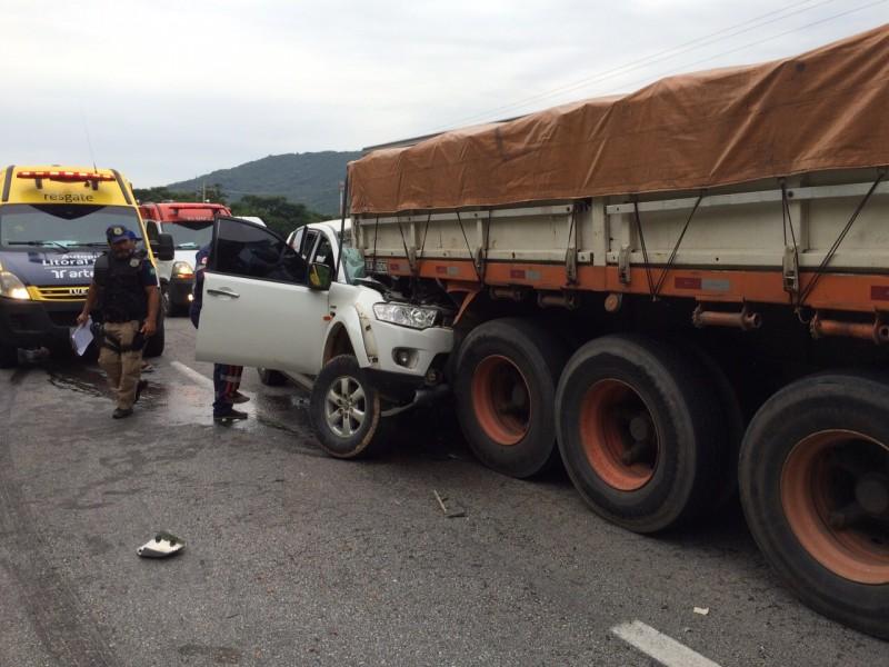 Motorista morre após colidir em caminhão na BR-101 