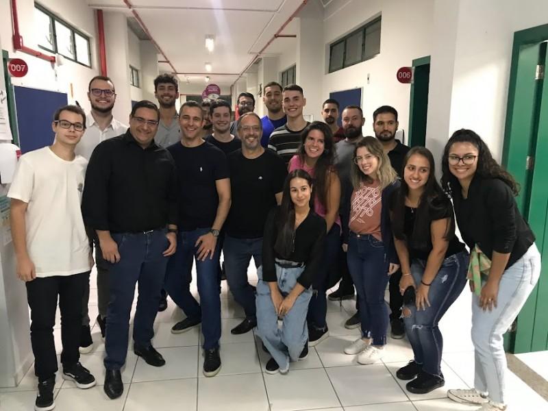 Comércio exterior em pauta: alunos da Unesc conhecem história da IDB do Brasil Trading