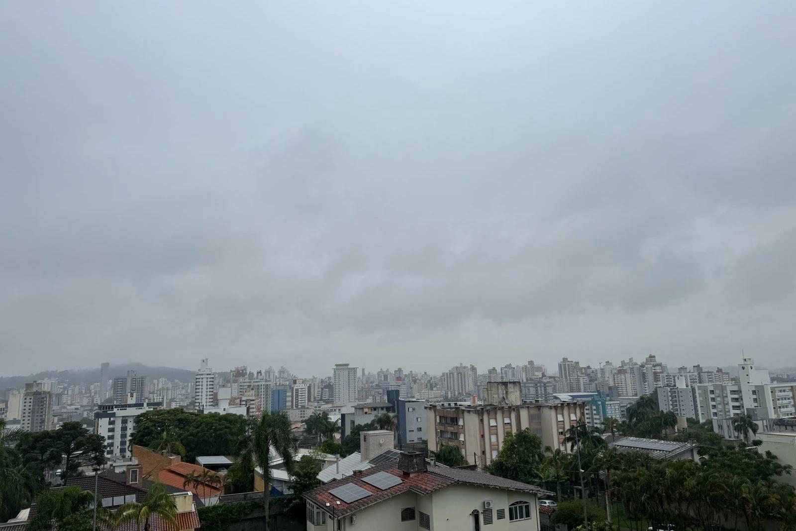 Céu nublado e temperaturas amenas marcam a quarta-feira