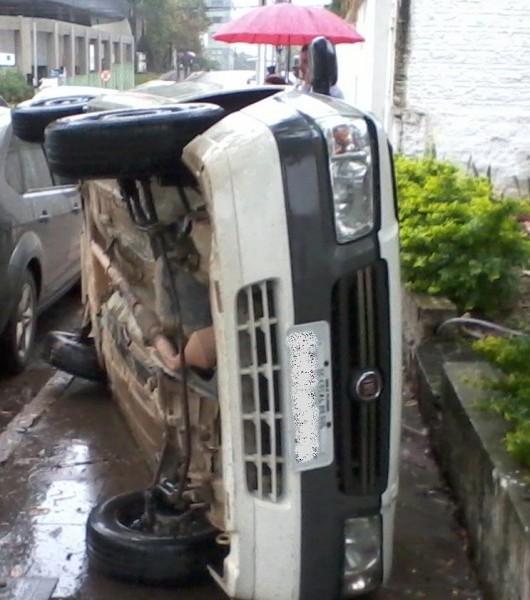 Fiat Uno tomba após acidente na área central de Criciúma