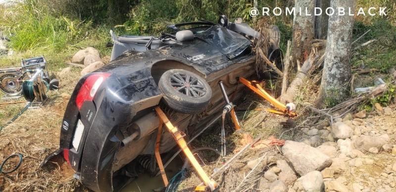Motociclista fica preso embaixo de veículo após acidente em Jacinto Machado
