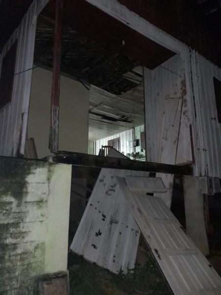 Rajadas de vento: residência é parcialmente destruída em Urussanga