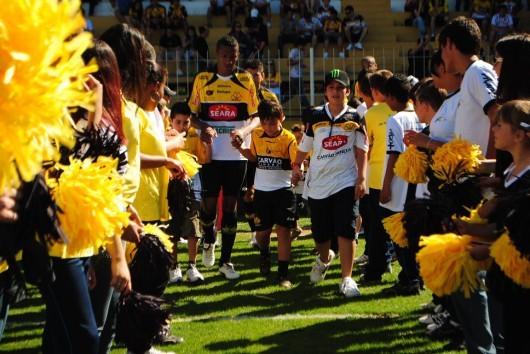 Crianças da Casa Lar Irmã Carmem entram em campo com o Tigre