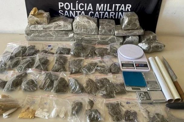 PM apreende quase dez quilos de drogas em imóvel abandonado no Sul catarinense