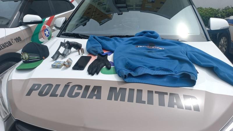Criciúma: após assalto em farmácia, PM recupera dinheiro e apreende arma utilizada no crime