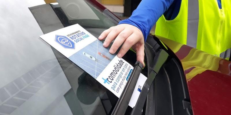 Monitores iniciam orientação sobre o estacionamento rotativo em Içara