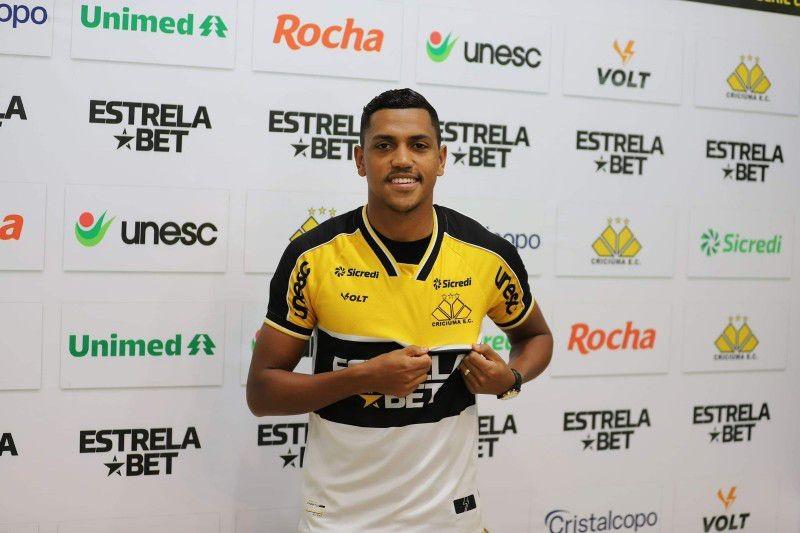 Entorse no joelho adia estreia de Pedro Rocha no Criciúma 