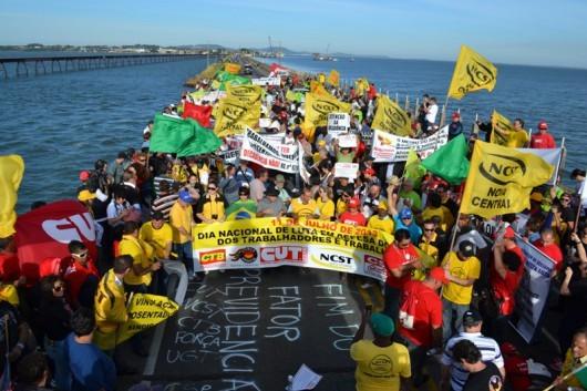 Ponte de Cabeçuda, em Laguna, é ocupada por manifestantes