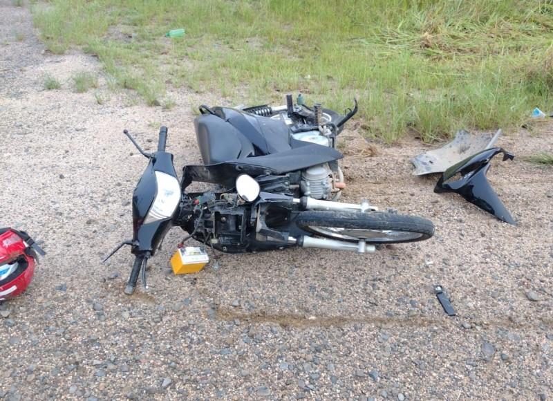 Motociclista sofre traumatismo cranioencefálico e fraturas após colisão com carro na SC-108 