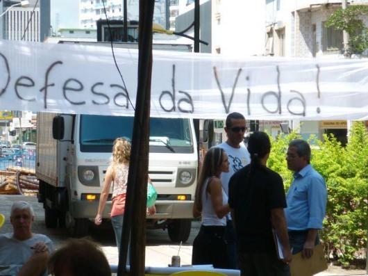 Manifestação contra a abertura da canaleta na Nereu Ramos