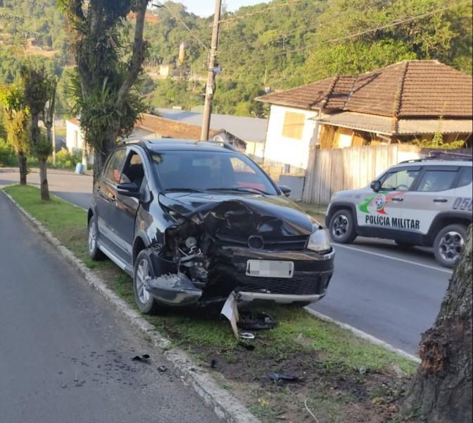 Motorista perde o controle da direção e colide veículo contra árvore em Orleans 