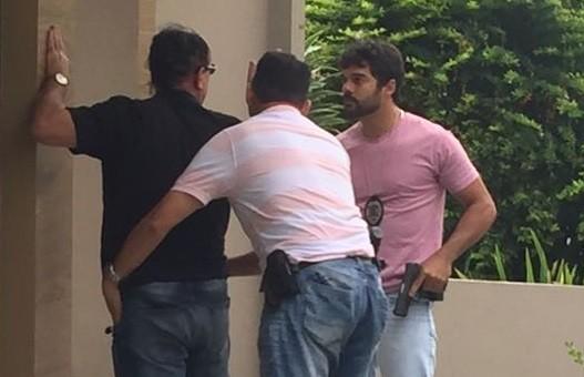 Aposentado é preso por estupro e posse ilegal de armas