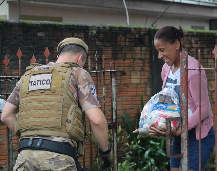 Policiais entregam cestas de alimentos em bairros carentes de Criciúma 