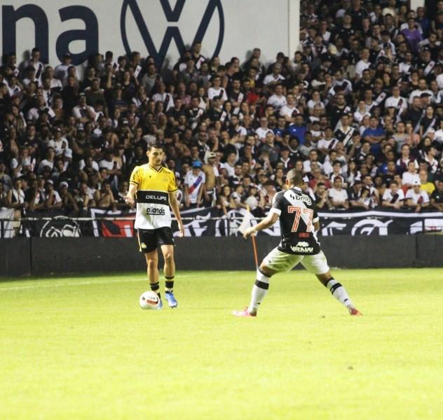 Mesmo sob pressão carvoeira, Vasco vence o Criciúma com gol de pênalti no Majestoso