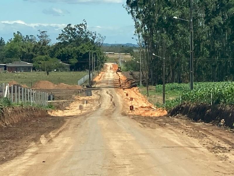 Pavimentação da Rota do Turismo Rural de Içara avança na terraplanagem