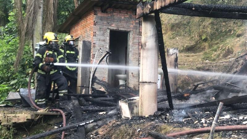 Corpo de Bombeiros combate incêndio em casa no bairro São Simão