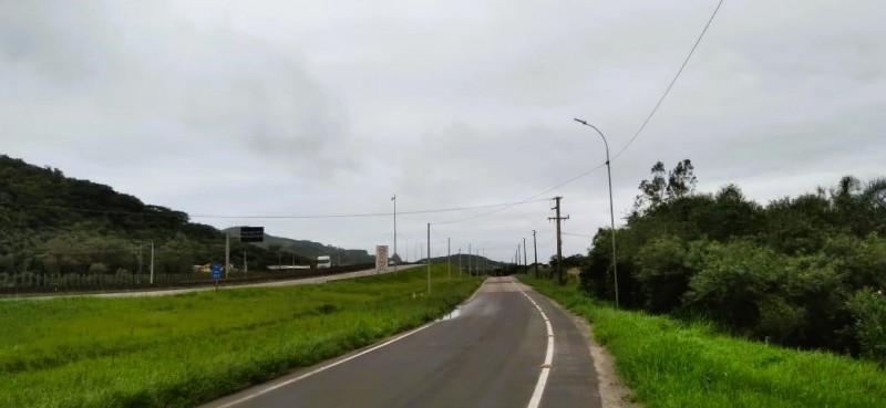 Acesso à marginal na BR-101, em Imbituba, tem bloqueio temporário